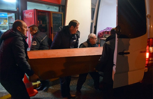 Hediye paketinden çıkardığı silahla kız arkadaşını öldürdü