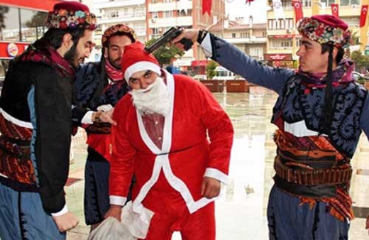 Noel Baba'nın başına silah dayadılar