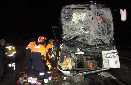 Afyonkarahisar'da yolcu otobüsü kamyona çarptı