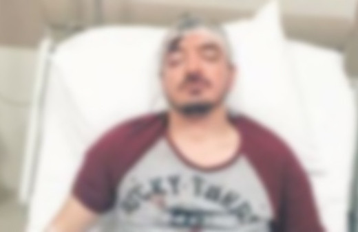 Lüks sitede dehşet! Ünlü şarkıcı 5 yerinden bıçaklandı