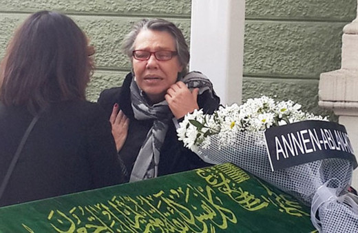 Ünlü oyuncu gözyaşlarına boğuldu! Dostları teselli etti