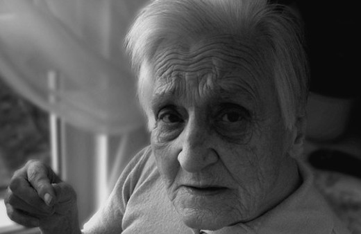 Yalnız yaşayan yaşlılara sohbet hattı