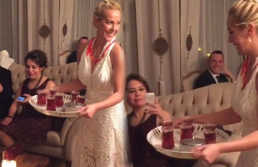 Taze gelin Helin Avşar'dan kayınvalideye servis