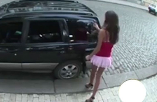 Yok böyle firikik! Eteği bir anda açılınca...