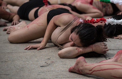 Boğa güreşlerine çıplak protesto