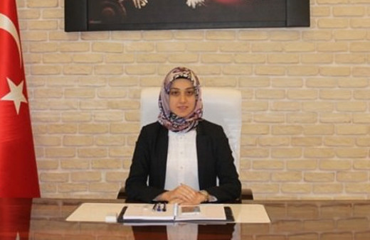 İlk başörtülü kaymakam göreve başladı