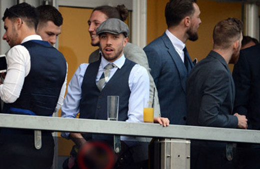 İngiliz futbolcu bardağa idrarını yapıp...