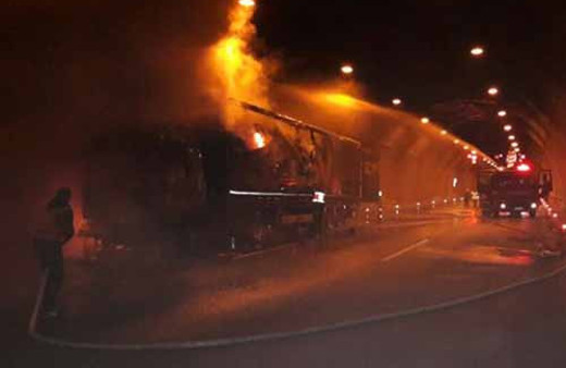 Tır yandı Bolu Dağı tüneli ulaşıma kapandı