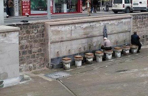 Şüpheli çantaya aldırmadan abdest aldılar