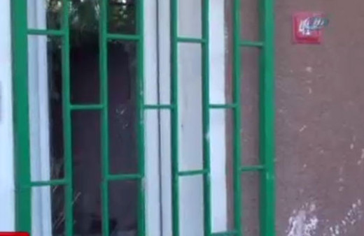 Öfkeli vatandaşlar Beratcan'ın ailesinin evini bastı