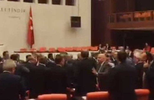 Meclis'te AK Partili ve CHP'li vekiller arasında arbede