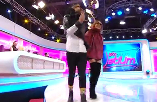 Hakan Akkaya podyumda çöp poşeti ve apaçi müziğiyle yürüdü!