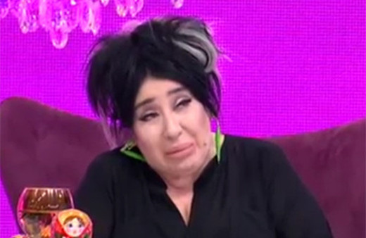 Nur Yerlitaş yarışmacının ilginç oturuşunu taklit etti!