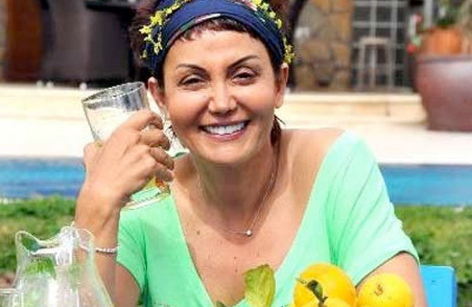 Ünlü sunucu Serap Ezgü bakın şimdi nerede ne yapıyor!