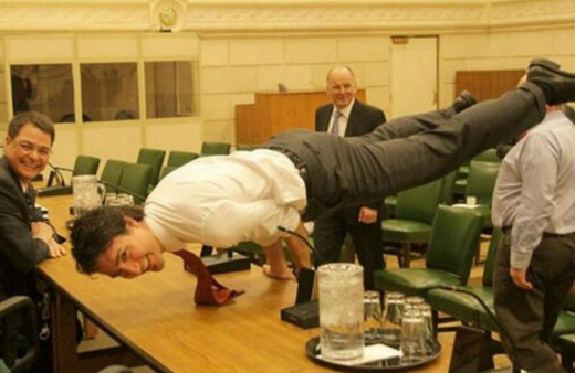 Kanada Başbakanından bakanlar kurulunda ilginç poz!