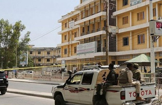 Okul servisine saldırı! 4 Türk yaralı!