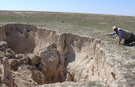Yer yarıldı 30 metrelik çukur korkuttu!