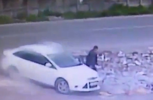 O PKK'lı bombalı aracı böyle bırakıp gitti...