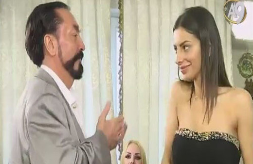 Adnan Oktar'ı kendinden geçiren Sırp kedicik