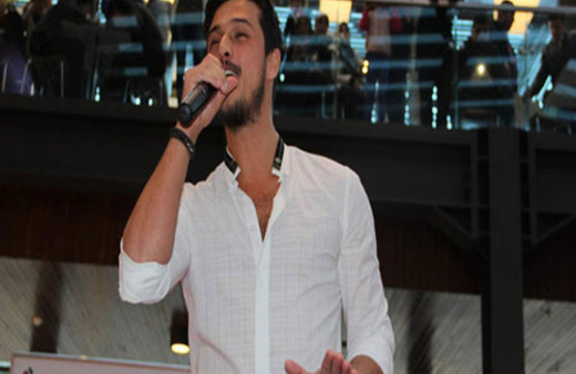 Gökhan Keser sahnede yere kapaklandı