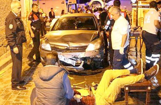 Alkollü sürücü Antalya Kaleiçi'nde dehşet saçtı