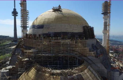 Çamlıca Camisi'nde dev kubbenin üstü kapatıldı 