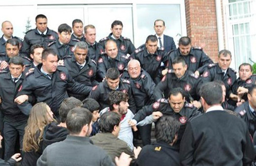 Üniversitede 1 Mayıs afişine polis müdahalesi!