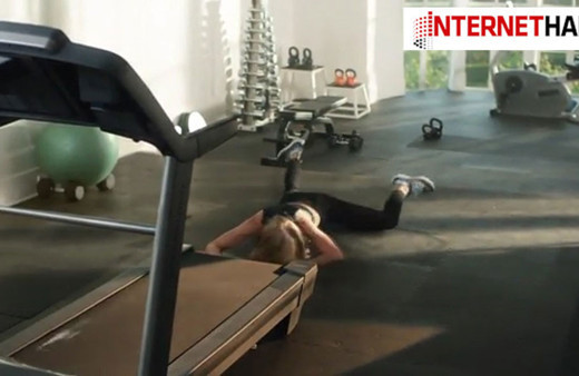 Ünlü şarkıcı çok fena düştü!