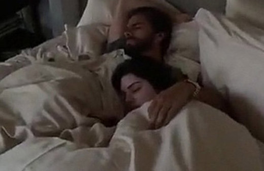 Kardashian sevgilisini ve kardeşini yatakta bastı... 