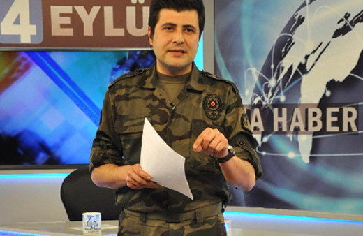 Haber bültenini polisi üniformasıyla sundu