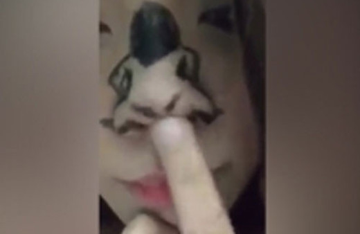 Burnuyla twerk yapan kız tık rekoru kırdı!