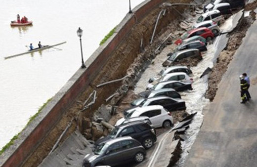 Dev obruk 20 otomobili yuttu