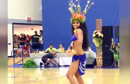 Mini etekli kızın twerki hipnotize etti!