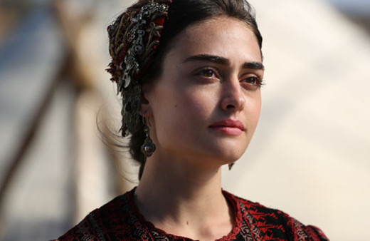 Ertuğrul Diriliş'in güzeli Esra Bilgiç'in ikizi bulundu!