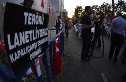 Fatih Belediyesi dualarla Vezneciler şehitlerini andı