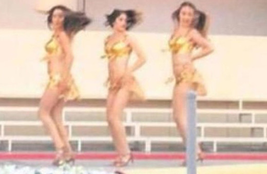 Çıplak dans şikayeti dekanı yerinden etti