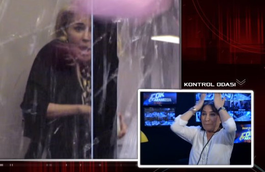 Çok Aramızda - Burcu Esmersoy'u şoka sokan şaka