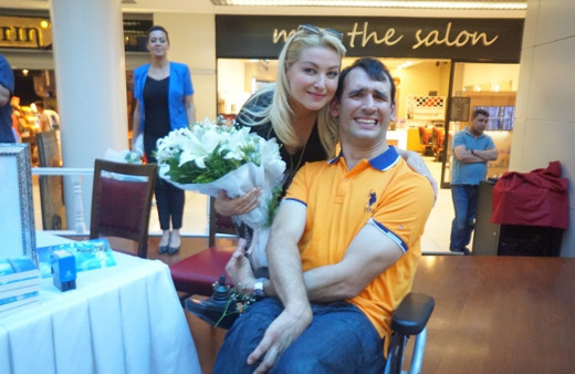 Engelli yazara Zahide Yetiş'ten anlamlı destek