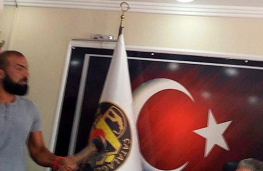 Elinde baltayla başkanın odasına daldı!