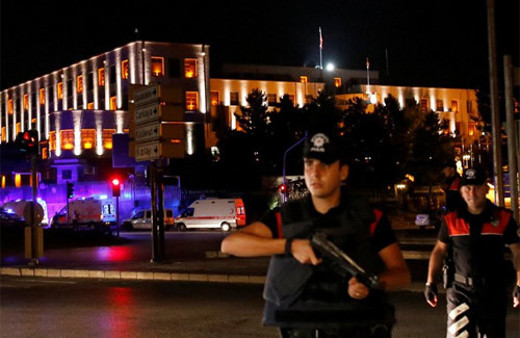 Asker İstanbul AK Parti il binasını kuşattı