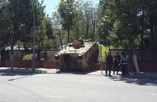 Darbeci yarbay zırhlı araçla böyle kaçtı...