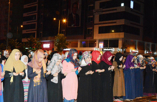 Sabah namazında saf tutup dua ettiler