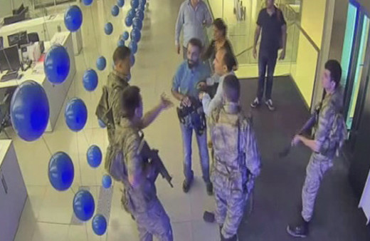 Darbe videoları! CNN Türk kameramanı darbecilere böyle direndi