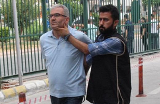 Polis darbe şüphelilerinin başlarını eğmesine izin vermedi