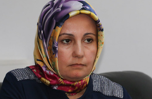 Direksiyona yapışan anne askeri şaşkına çevirdi