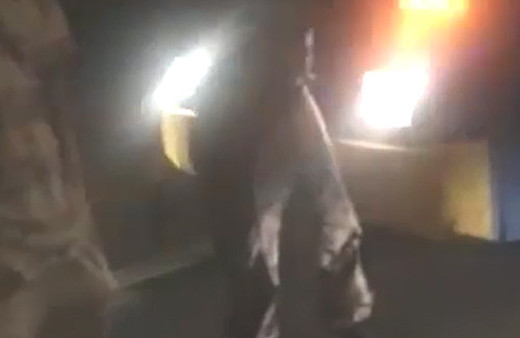 Darbecilerin asker sevkiyatını engellemeye çalışan vatandaşı vurma anı