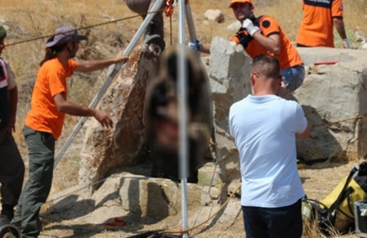 Aynayla kuyuya bakınca cesedi gördü!