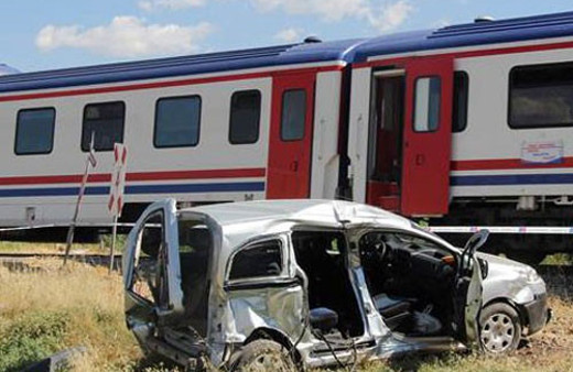 Taziyeden dönerken tren çarptı: 3 ölü
