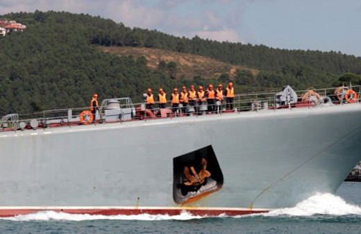 Rus savaş gemisi Boğaz'dan böyle geçti...