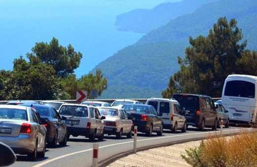 Sakin Kent'te 12 km araç kuyruğu!